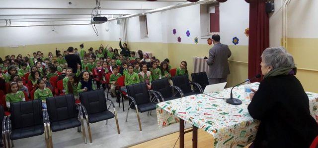 Mehmet Akif Ersoy’un torunu Selma Argon Erzincan’da öğrencilerle bir araya geldi