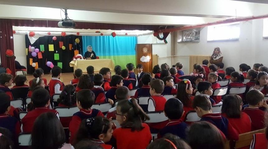 Mehmet Akif Ersoy&rsquo;un torunu Selma Argon Erzincan&rsquo;da &ouml;ğrencilerle bir araya geldi