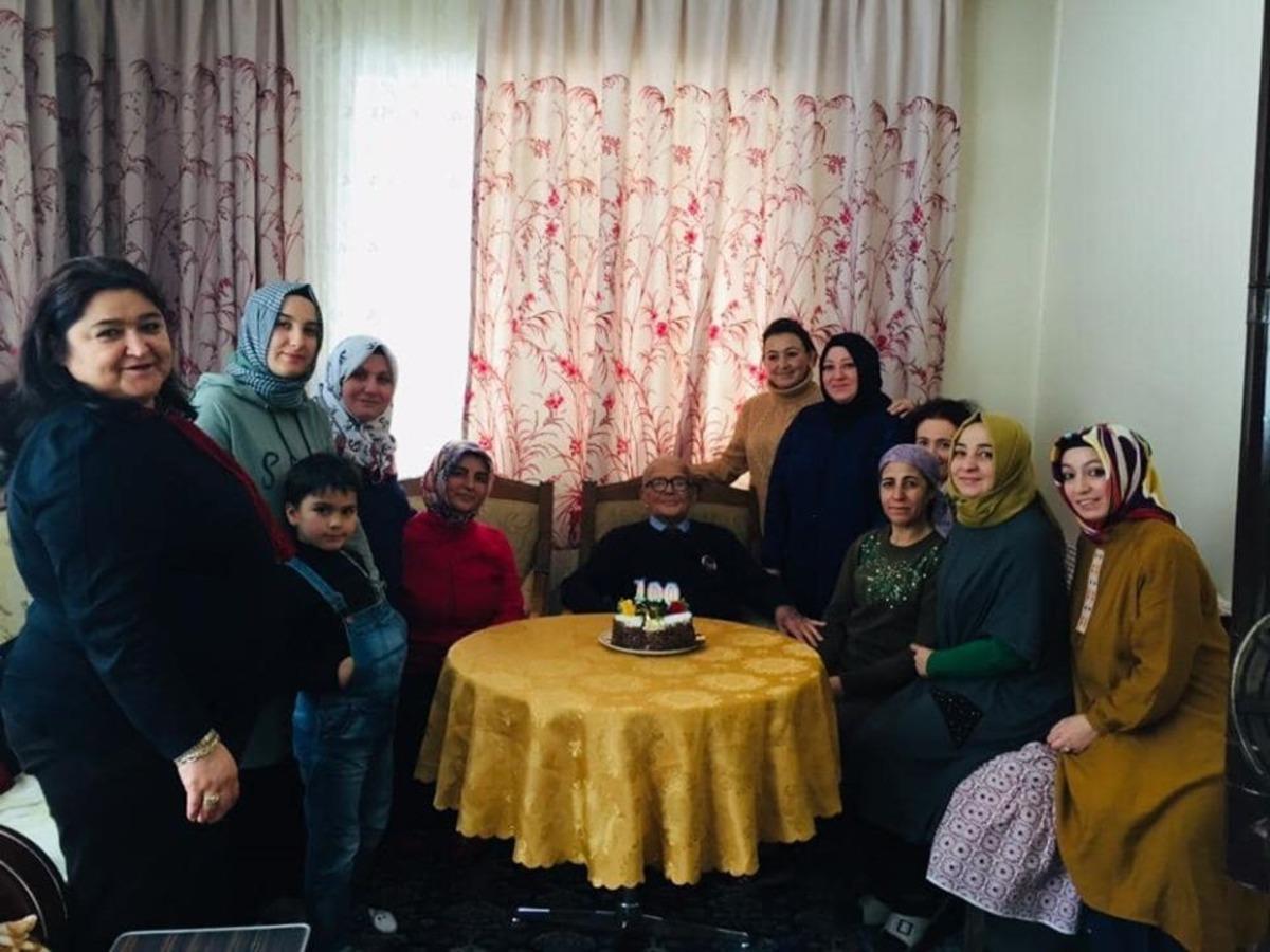 Asırlık kitap kurduna s&uuml;rpriz doğum g&uuml;n&uuml;