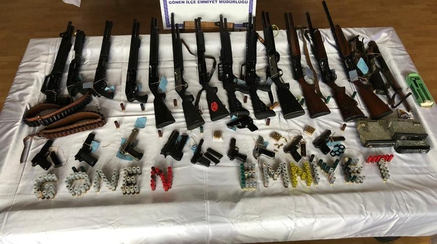 G&ouml;nen&rsquo;de 15 adrese şafak operasyonu