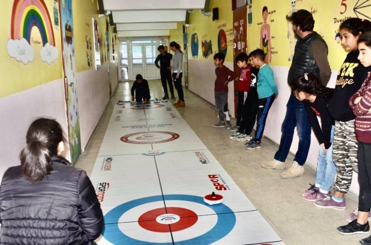 Kocag&uuml;rl&uuml; &ouml;ğrenciler Floor Curling&rsquo;le tanıştı
