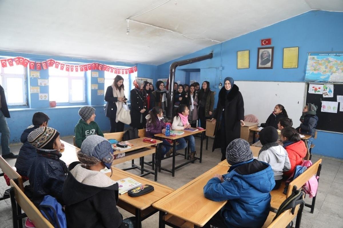 Başkale&rsquo;deki &ccedil;ocuklara trafik kuralları tiyatro oyunuyla &ouml;ğretiliyor