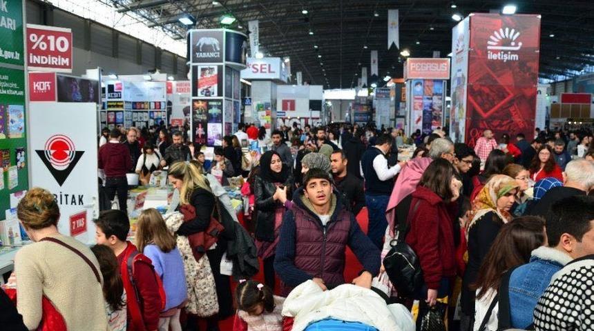 Yazar Çağrı Taner'in imza gününe büyük ilgi!