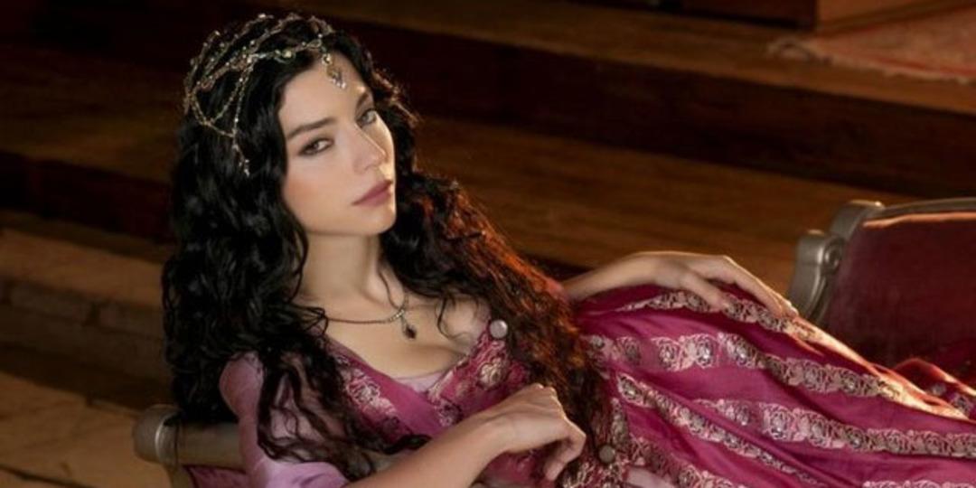 Merve Boluğur ilk kez kost&uuml;ml&uuml;