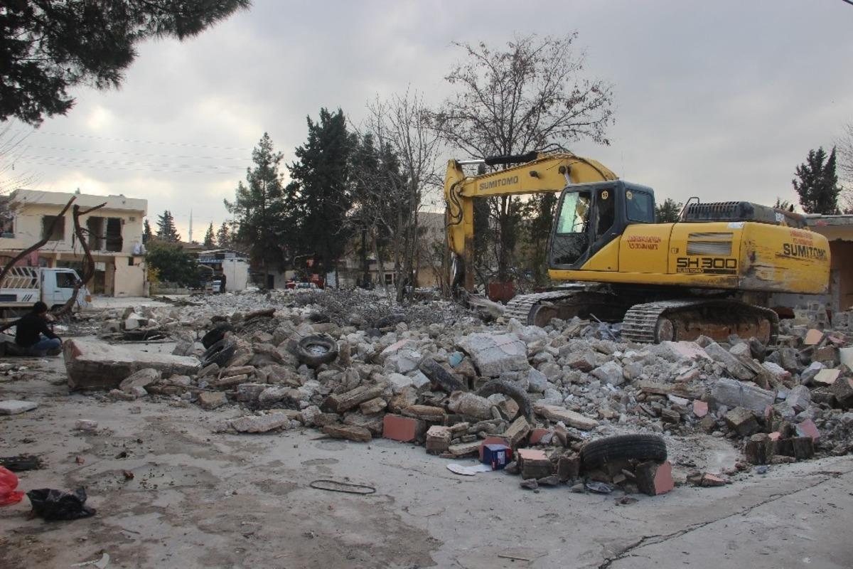 Yıllardır sorun haline gelen iş yerlerinin yıkımına başlandı