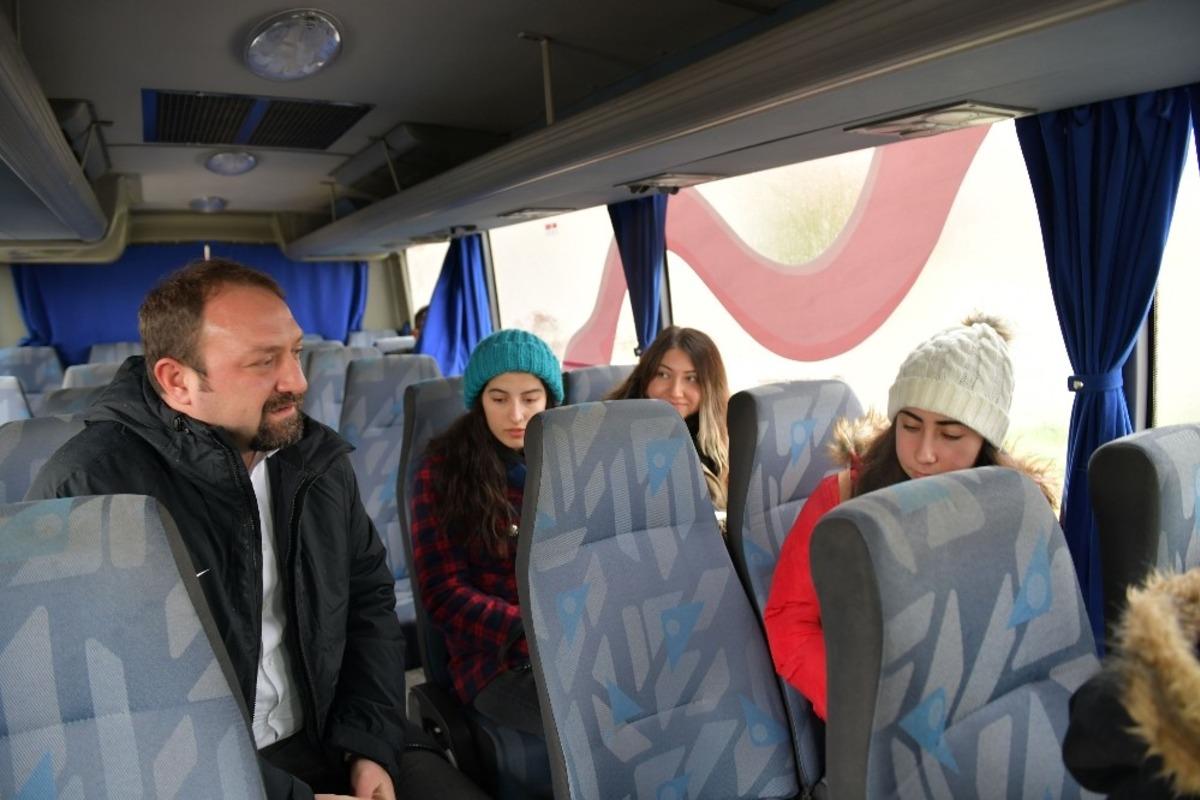 &Ccedil;iğli Belediyesi soğuklarda &uuml;niversite &ouml;ğrencilerini unutmadı