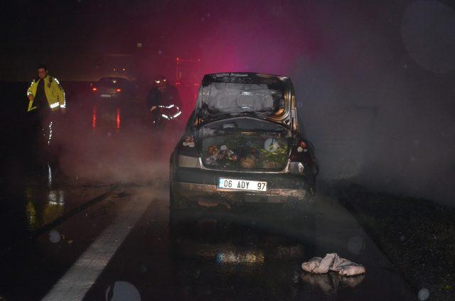 Otomobil, motor bölümünden alev alev yandı