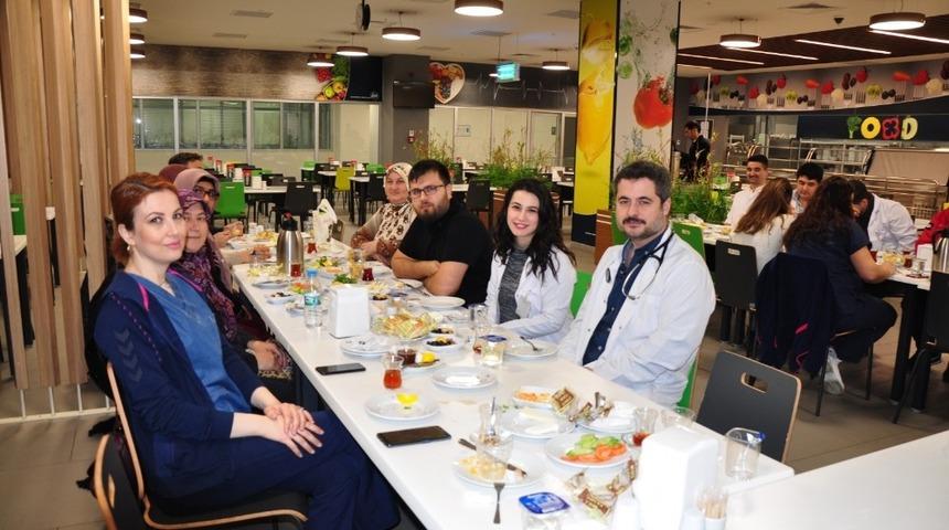 Manisa Şehir Hastanesi Obezite Merkezi danışanları kahvaltıda buluştu