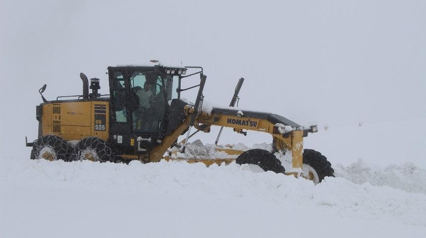 Bingöl’de kar  14 köy yolunu kapattı