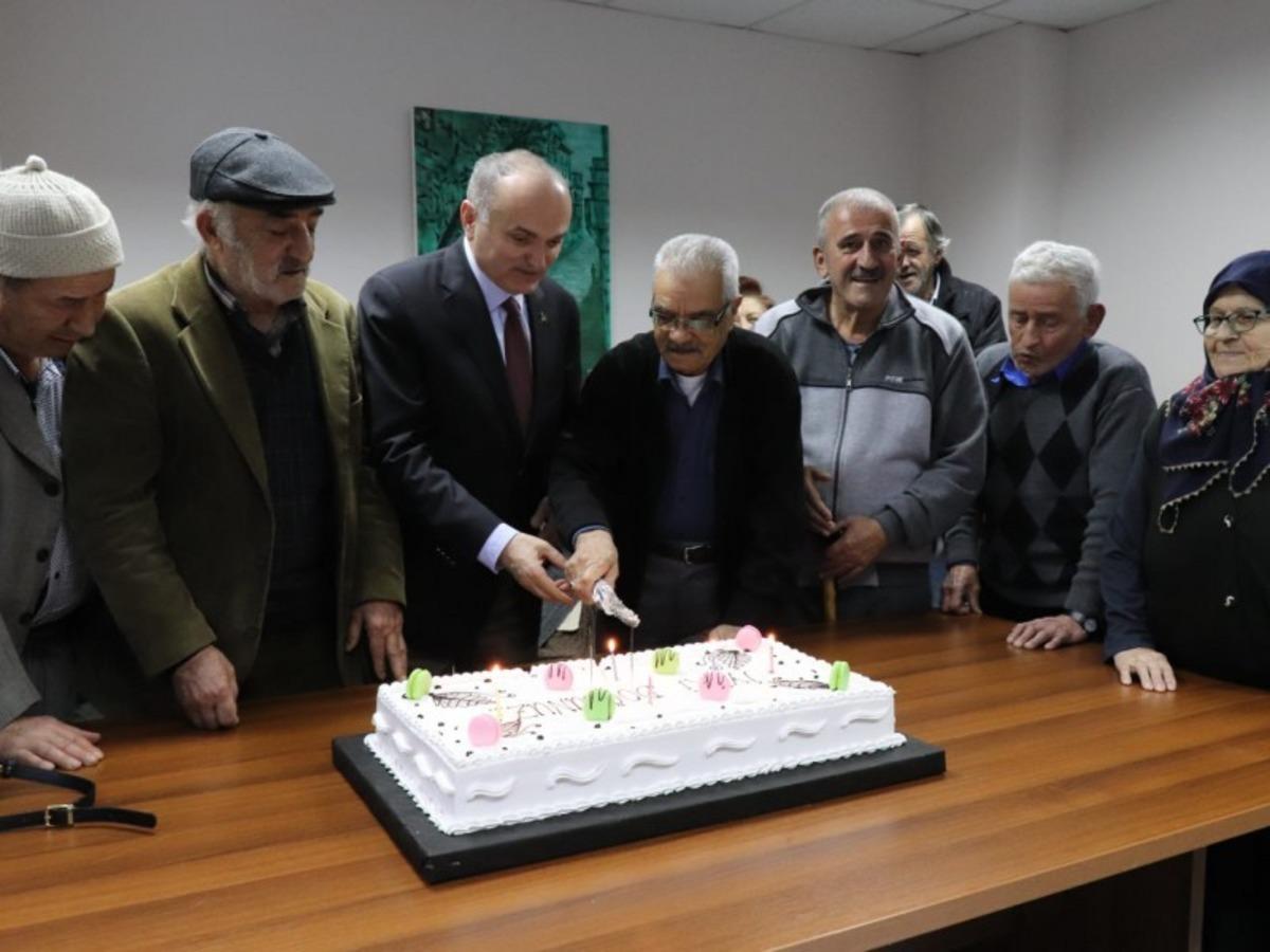 Başkan &Ouml;zl&uuml; Huzurevi sakinleri doğum g&uuml;n&uuml; kutladı