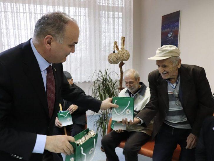 Başkan Özlü Huzurevi sakinleri doğum günü kutladı G3