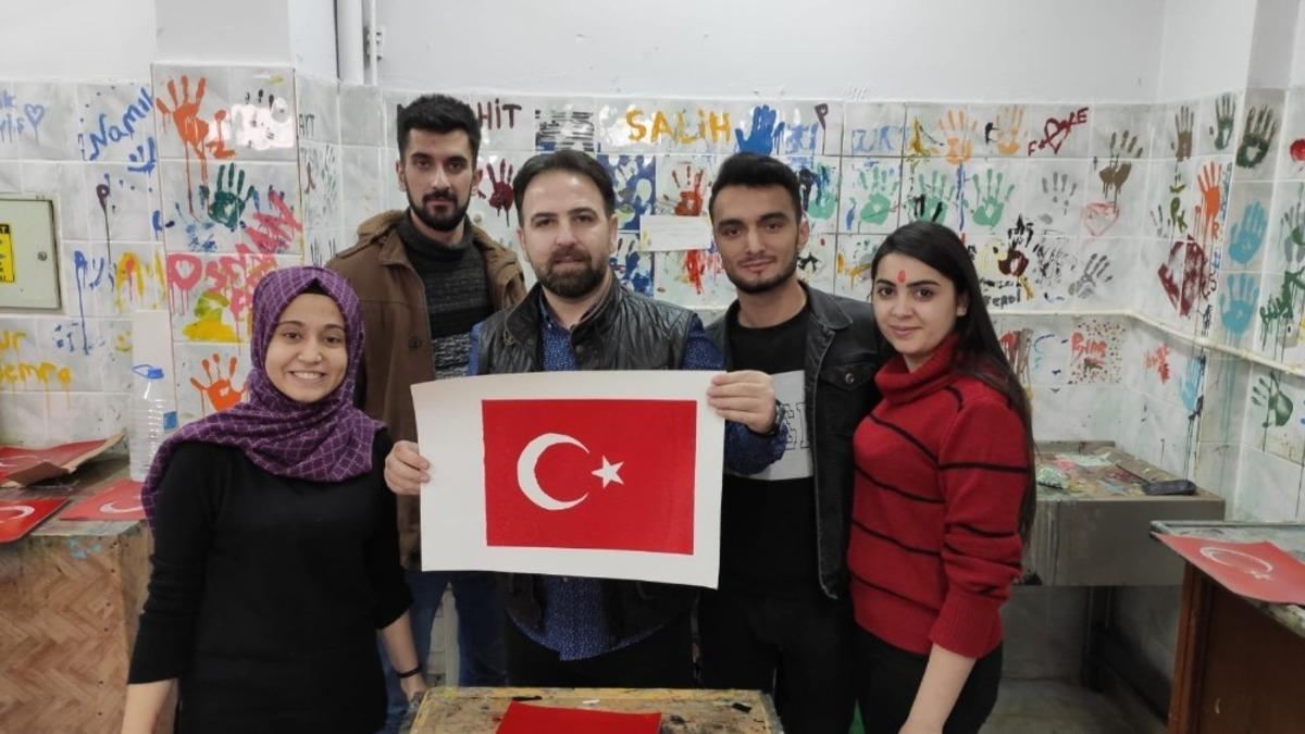 &Ouml;ğrenciler bayrak yaptılar