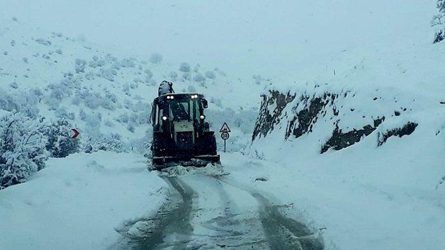 Malatya’da 61 mahallenin yolu kardan kapandı