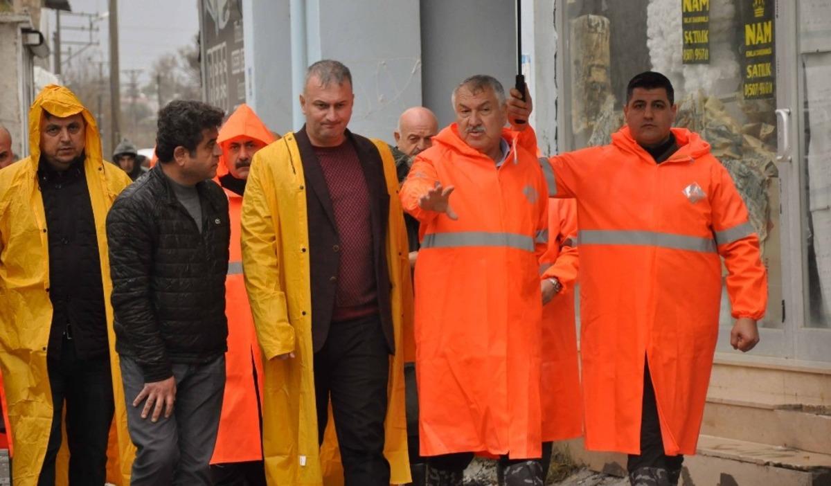 Yoğun yağmur ve kar Adana&rsquo;da etkisini s&uuml;rd&uuml;r&uuml;yor