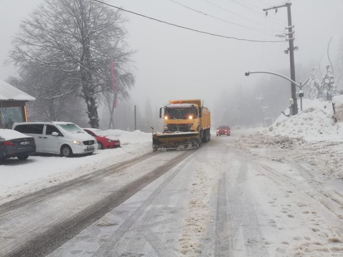 Kocaeli&rsquo;de ekipler 24 saat boyunca karla m&uuml;cadele ediyor