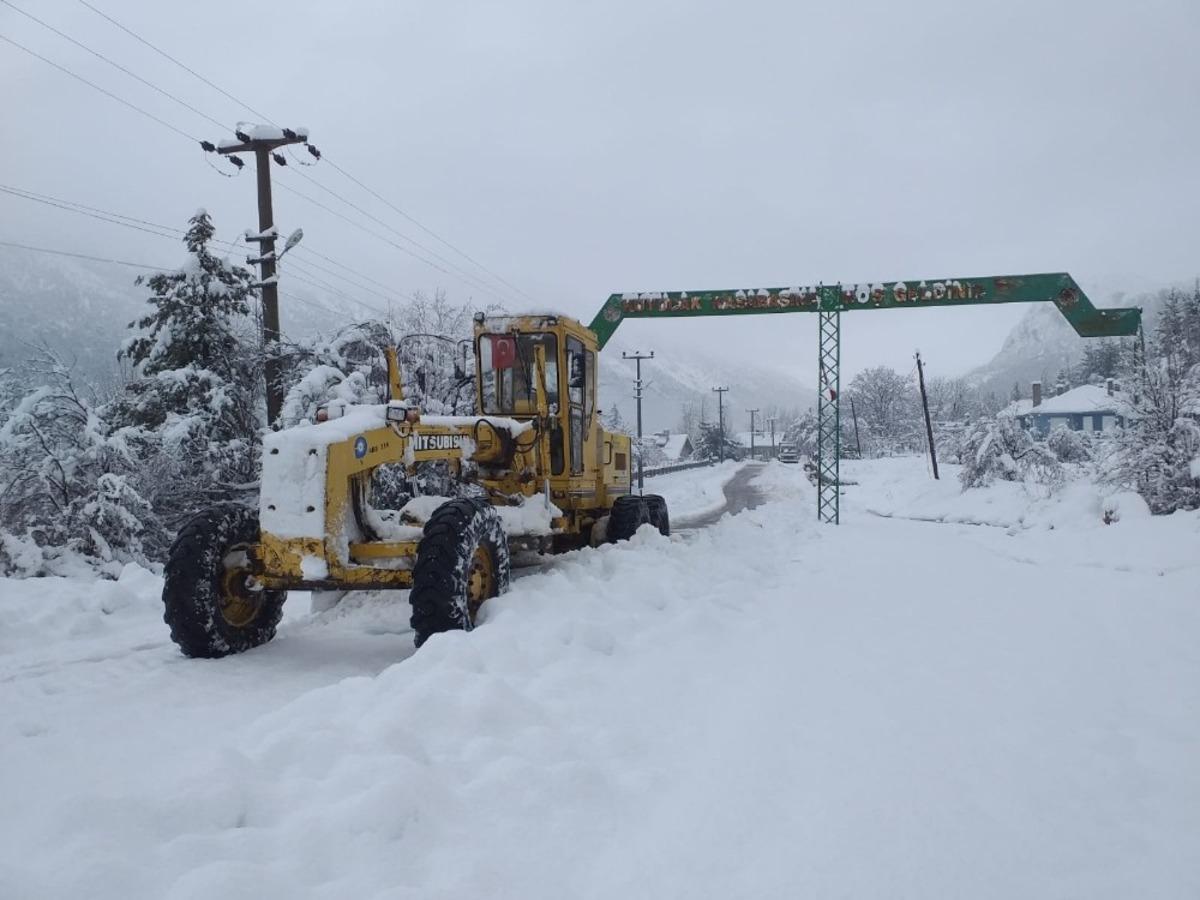 Akseki ve Elmalı&rsquo;da kapanan mahalle yolları a&ccedil;ıldı