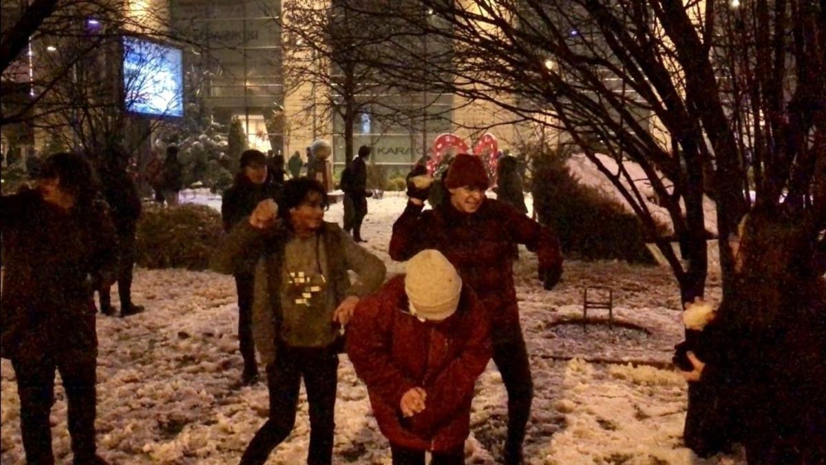 Sınav &ouml;ncesi sterlerini kartopu oynayarak attılar