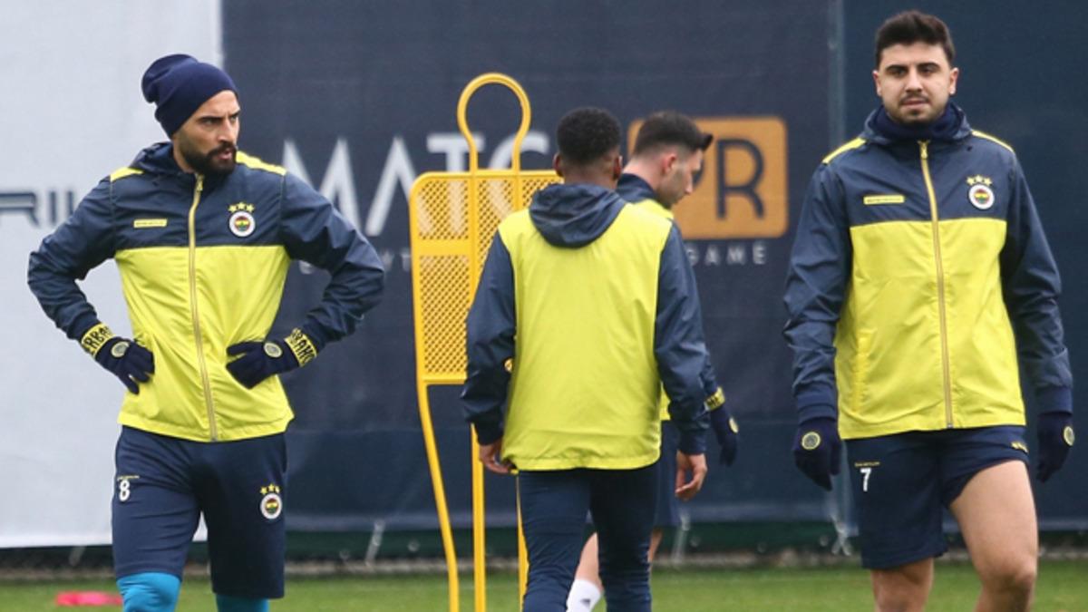 Fenerbah&ccedil;e'de Mehmet Ekici &ccedil;alışmalarını s&uuml;rd&uuml;r&uuml;yor