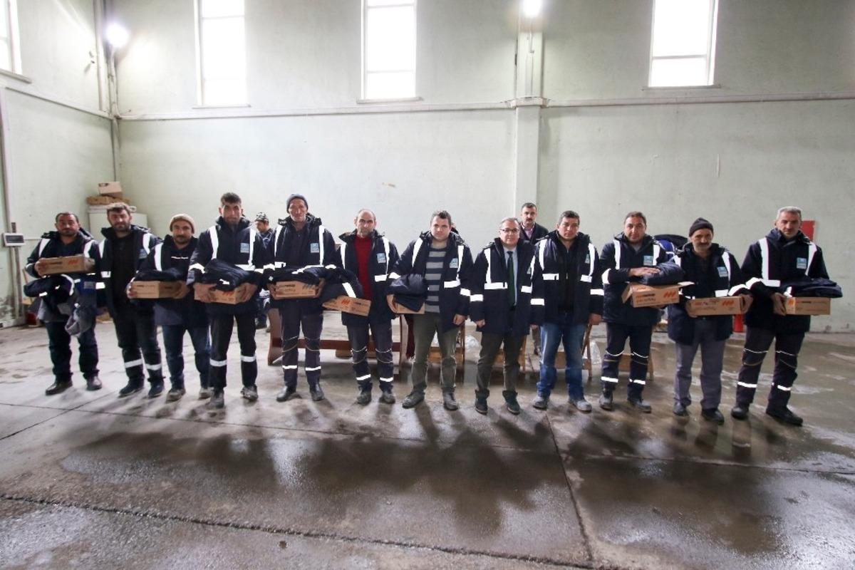 Hacılar Belediyesi personeline kışlık kıyafet dağıttı