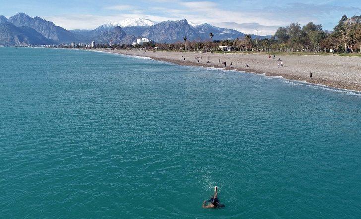 Antalya'da vatandaşlar ısınmak için denize girdi G1