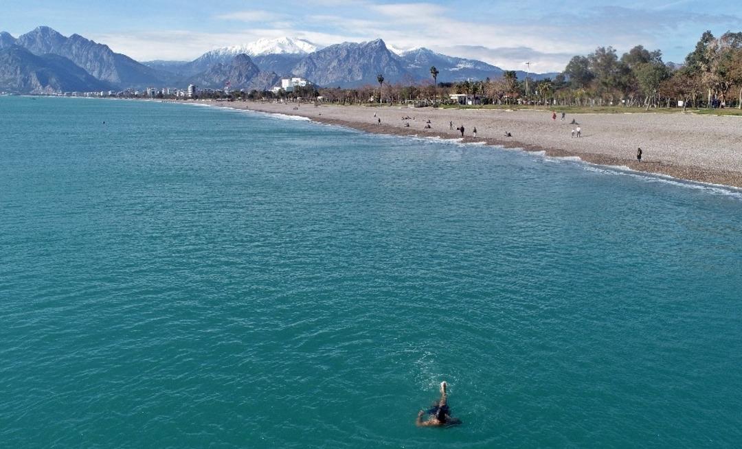 Antalya'da vatandaşlar ısınmak i&ccedil;in denize girdi