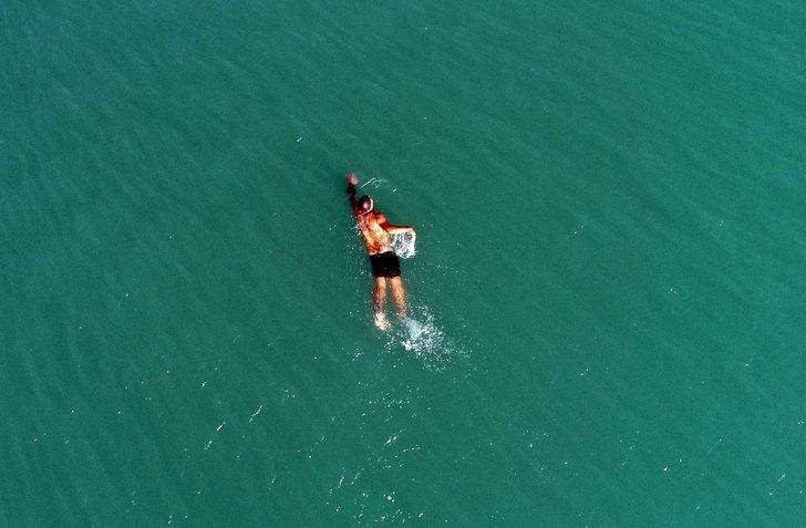 Antalya'da vatandaşlar ısınmak için denize girdi G3