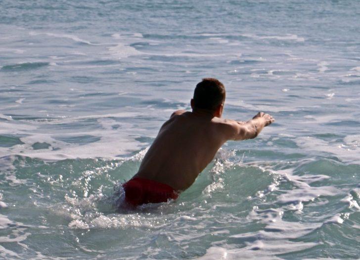 Antalya'da vatandaşlar ısınmak için denize girdi G4