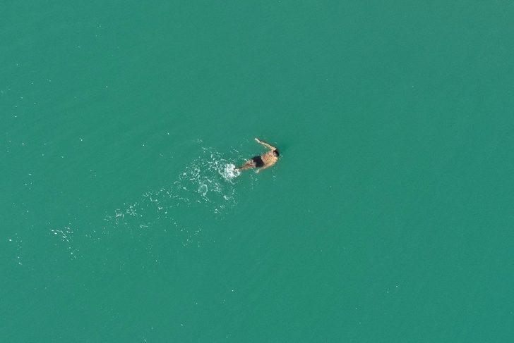 Antalya'da vatandaşlar ısınmak için denize girdi G5