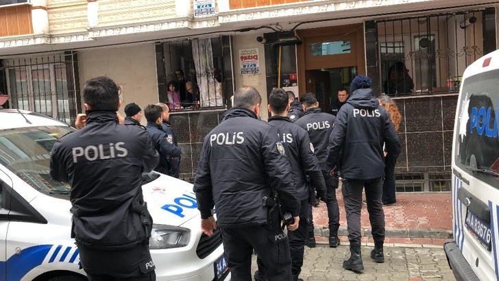 Son dakika... Esenyurt'ta hareketli anlar! Silah çekip kendisini eve kilitledi G2