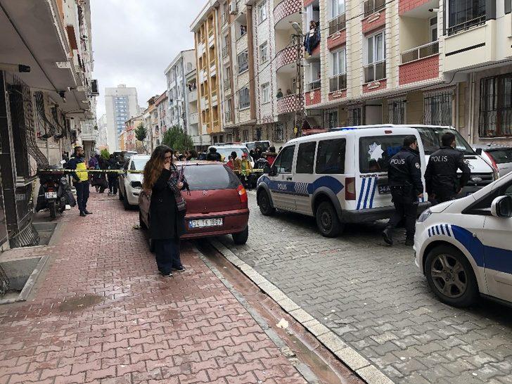 Son dakika... Esenyurt'ta hareketli anlar! Silah çekip kendisini eve kilitledi G4