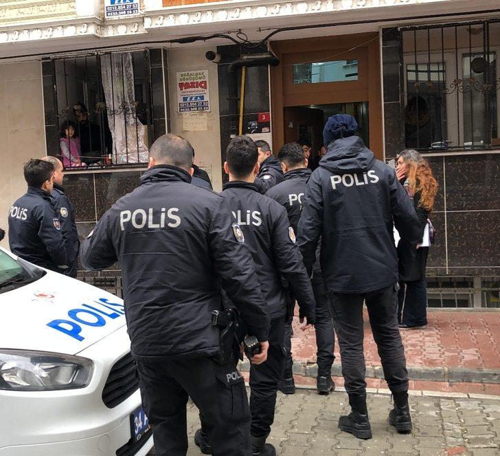 Son dakika... Esenyurt'ta hareketli anlar! Silah çekip kendisini eve kilitledi G1