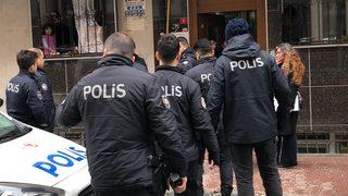 Son dakika... Esenyurt'ta hareketli anlar! Silah çekip kendisini eve kilitledi