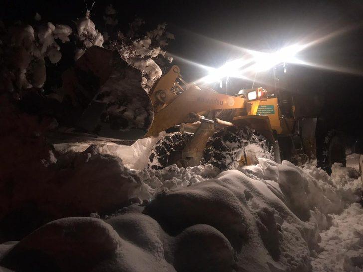 Karda mahsur kalan ailenin imdadına büyükşehir belediyesi yetişti G1