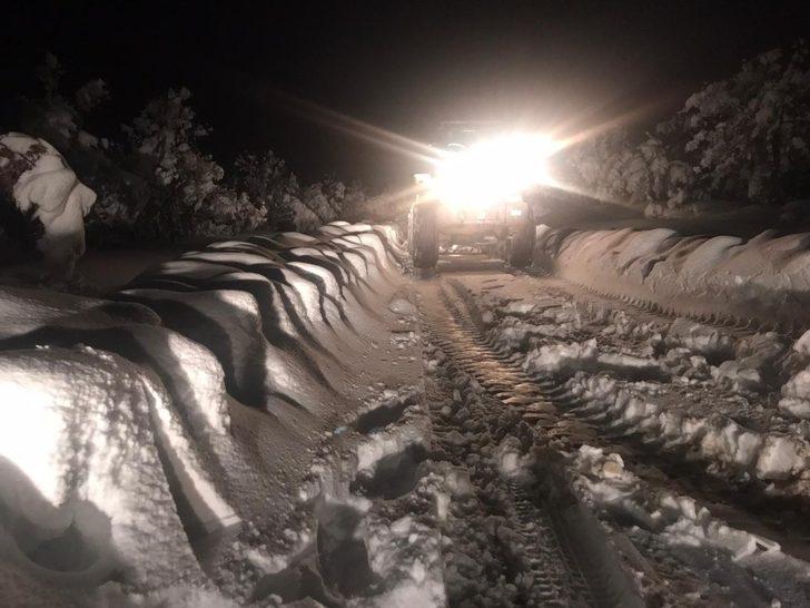 Karda mahsur kalan ailenin imdadına büyükşehir belediyesi yetişti G3