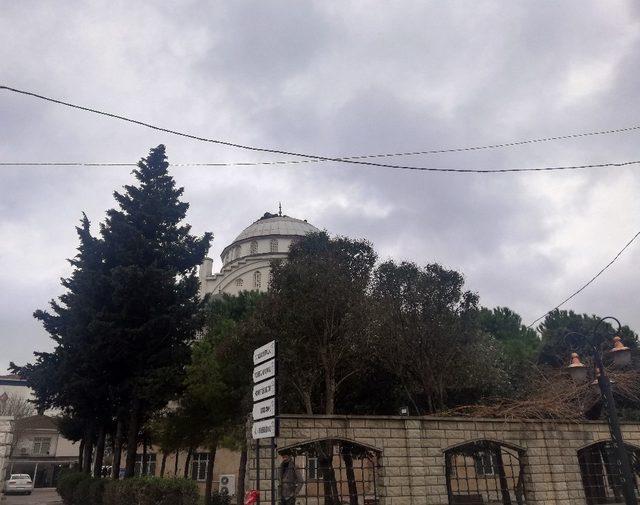 (Özel) Depremde minaresi yıkıldı, fırtınada kubbe kaplaması söküldü