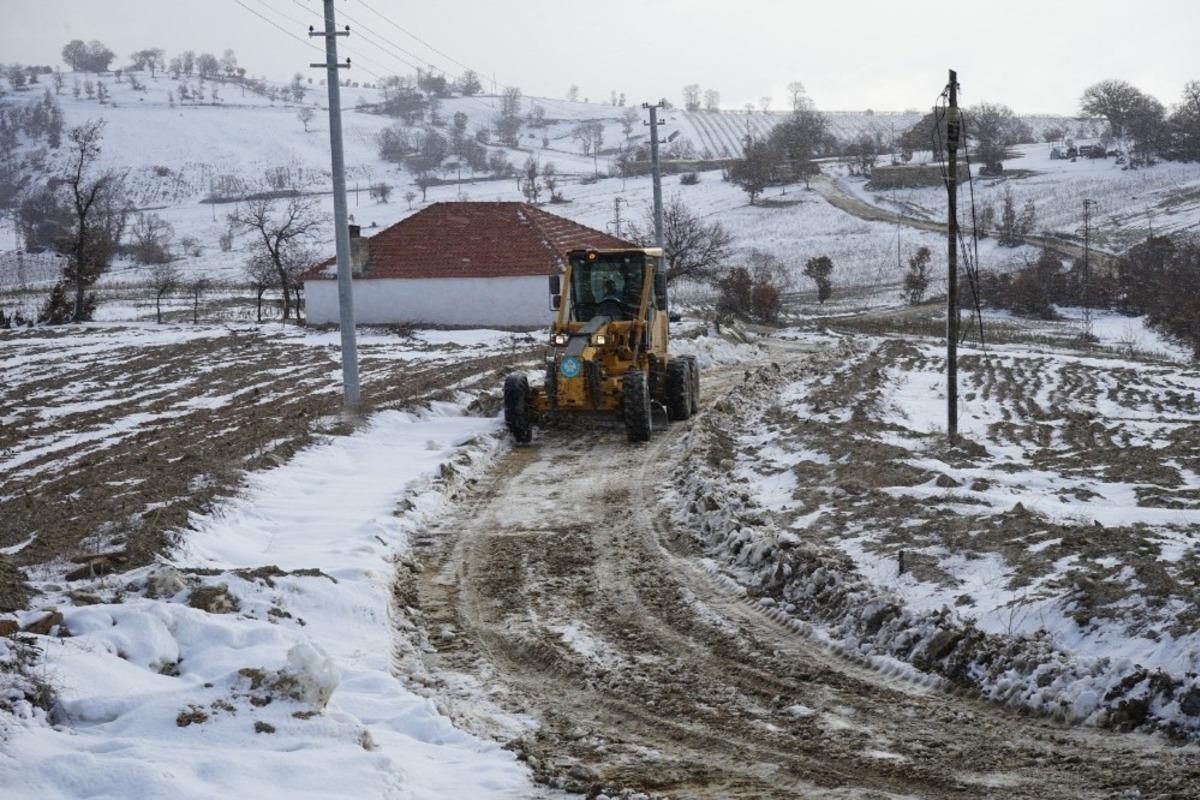 Karla m&uuml;cadele ekipleri gece-g&uuml;nd&uuml;z alarmda