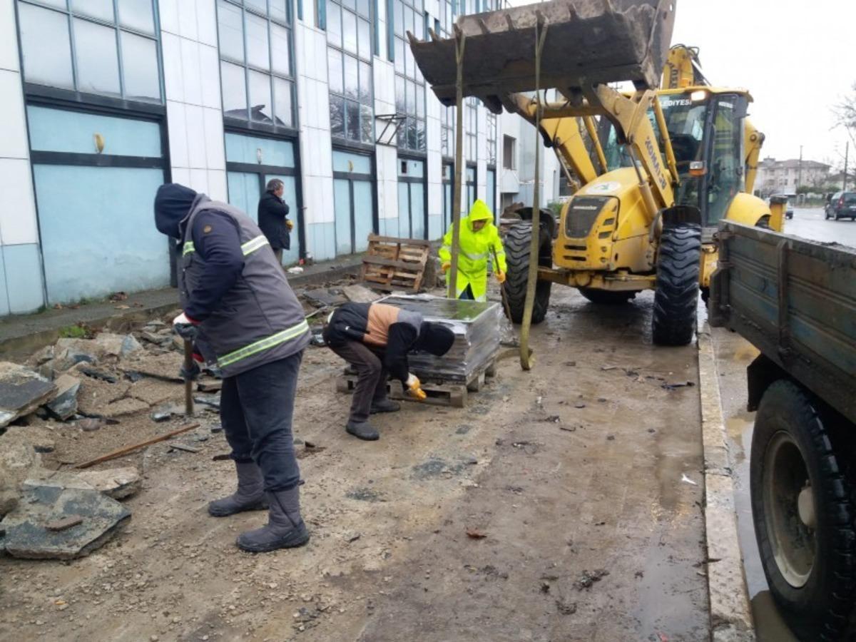 Zarar g&ouml;ren kaldırımlar yenileniyor