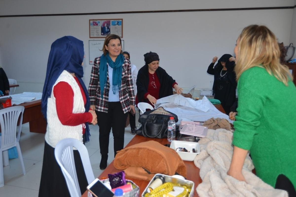 Başkan H&uuml;rriyet İZMEK kursiyerleri ile buluştu