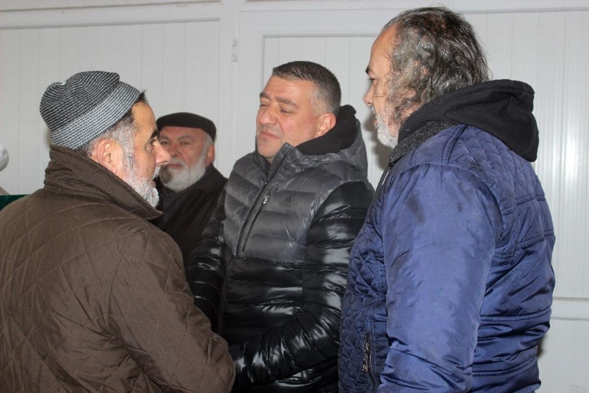 Başına reklam panosu d&uuml;şerek hayatını kaybeden adam son yolculuğuna uğurlandı