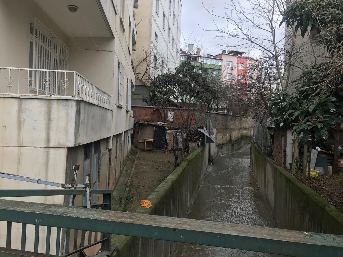 Pendik'te beşinci kattan dereye d&uuml;şen kadın ağır yaralandı