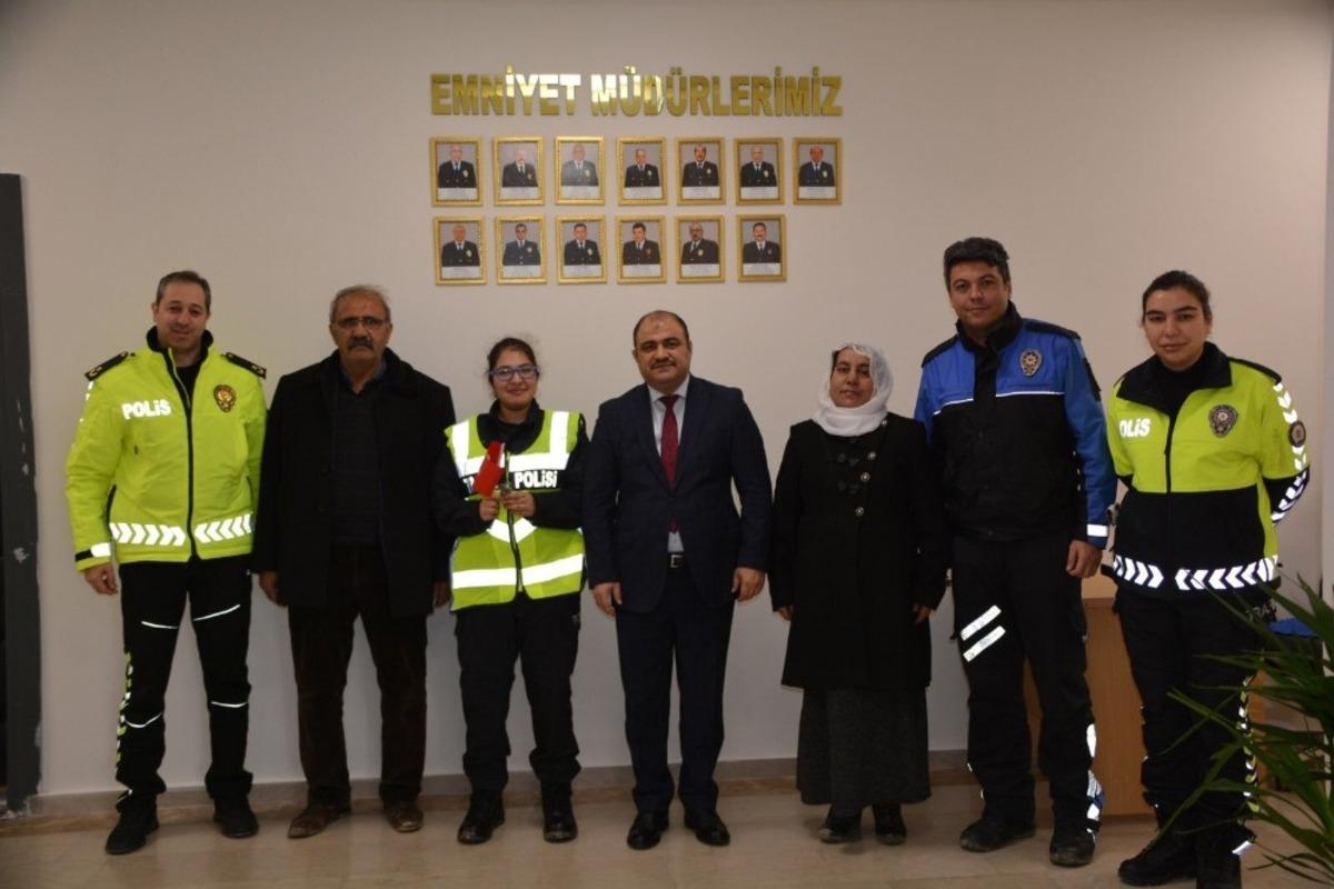 Engelli gencin polis olma hayali ger&ccedil;eğe d&ouml;n&uuml;şt&uuml;