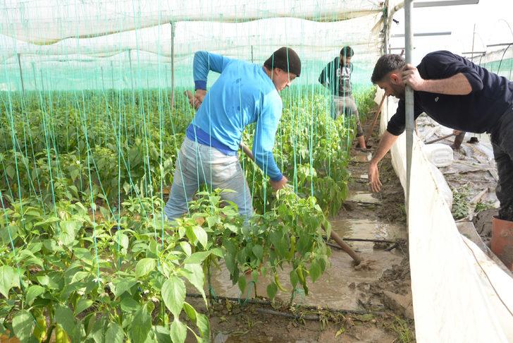 Mersin'de çökme meydana gelen yol, ulaşıma kapatıldı (3) G1