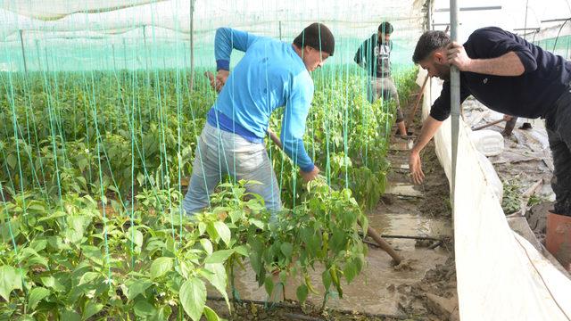 Mersin'de çökme meydana gelen yol, ulaşıma kapatıldı (3)