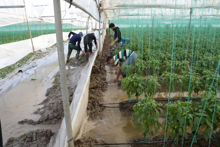 Mersin'de çökme meydana gelen yol, ulaşıma kapatıldı (3) G3