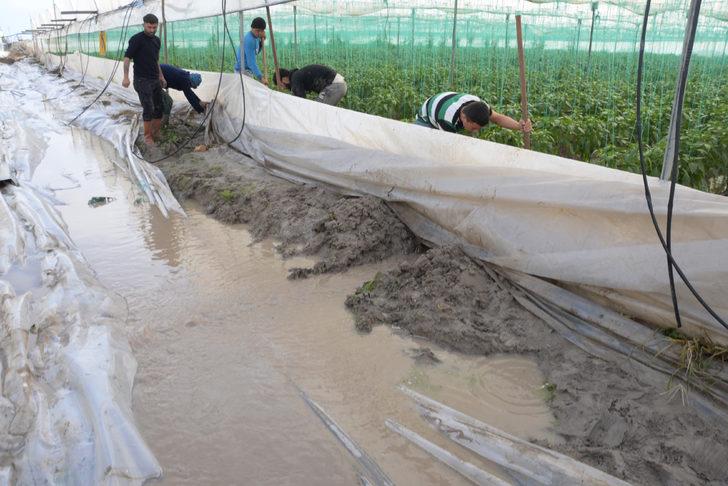 Mersin'de çökme meydana gelen yol, ulaşıma kapatıldı (3) G4