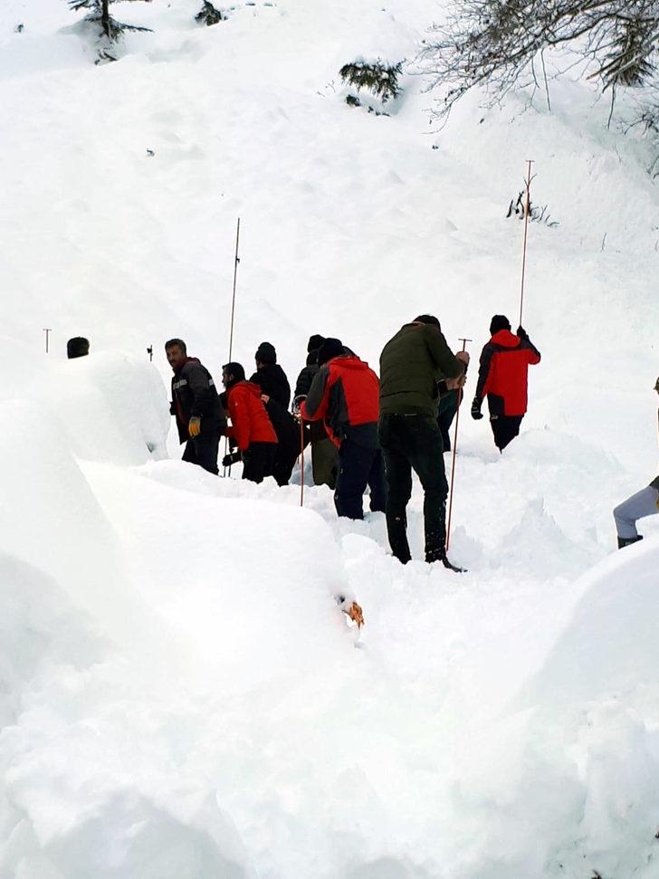 Çığ altında kalan işçiyi 2 metrelik karda kurtarma seferberliği (3) G2