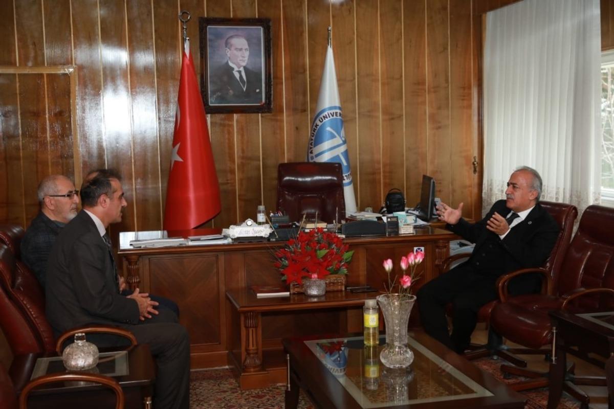 Rekt&ouml;r &Ccedil;omaklı, İlahiyat Fak&uuml;ltesi &Ouml;ğretim elemanları ile bir araya geldi