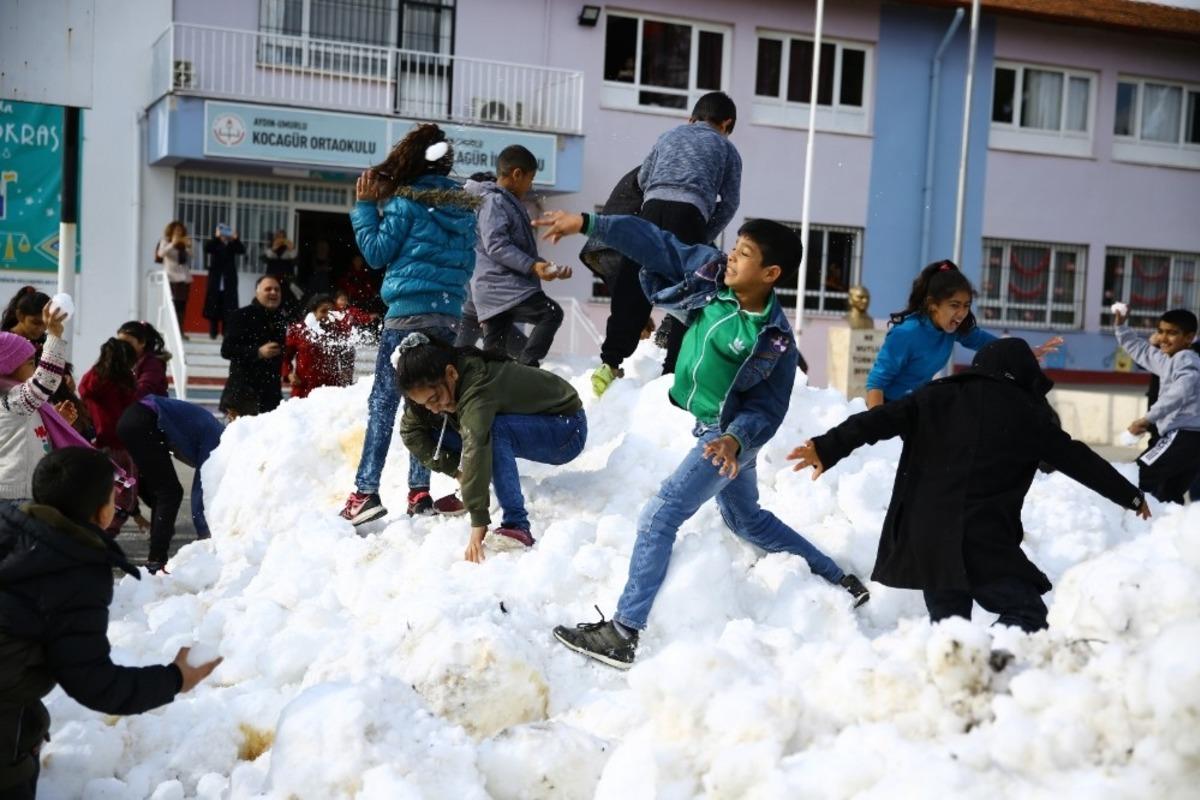 &Ouml;zlem &Ccedil;er&ccedil;ioğlu &ccedil;ocukların kar &ouml;zlemini giderdi