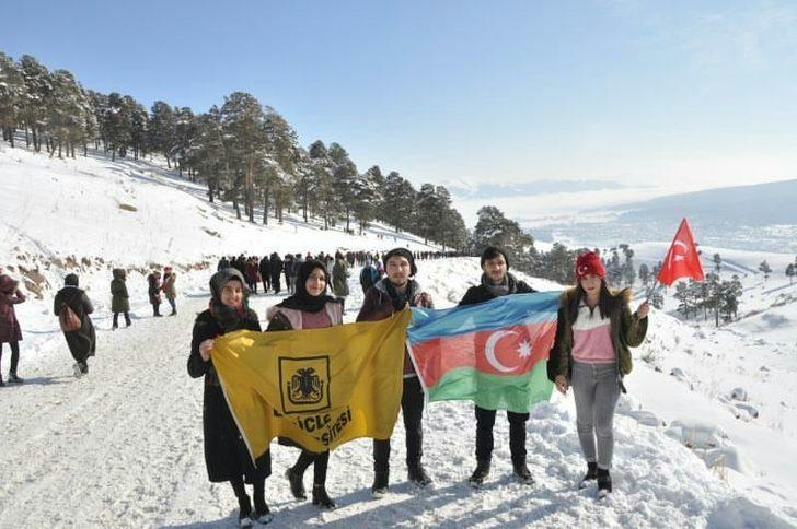 DÜ Kum Sanatı ve Sosyal Faaliyetler Kulübü Sarıkamış şehitlerini anma yürüyüşüne katıldı G2