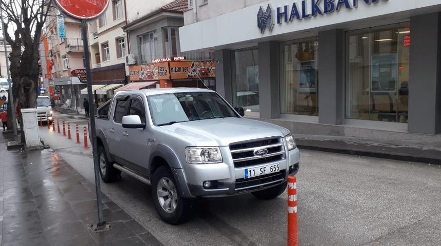 Sorumsuz s&uuml;r&uuml;c&uuml; pes dedirtti